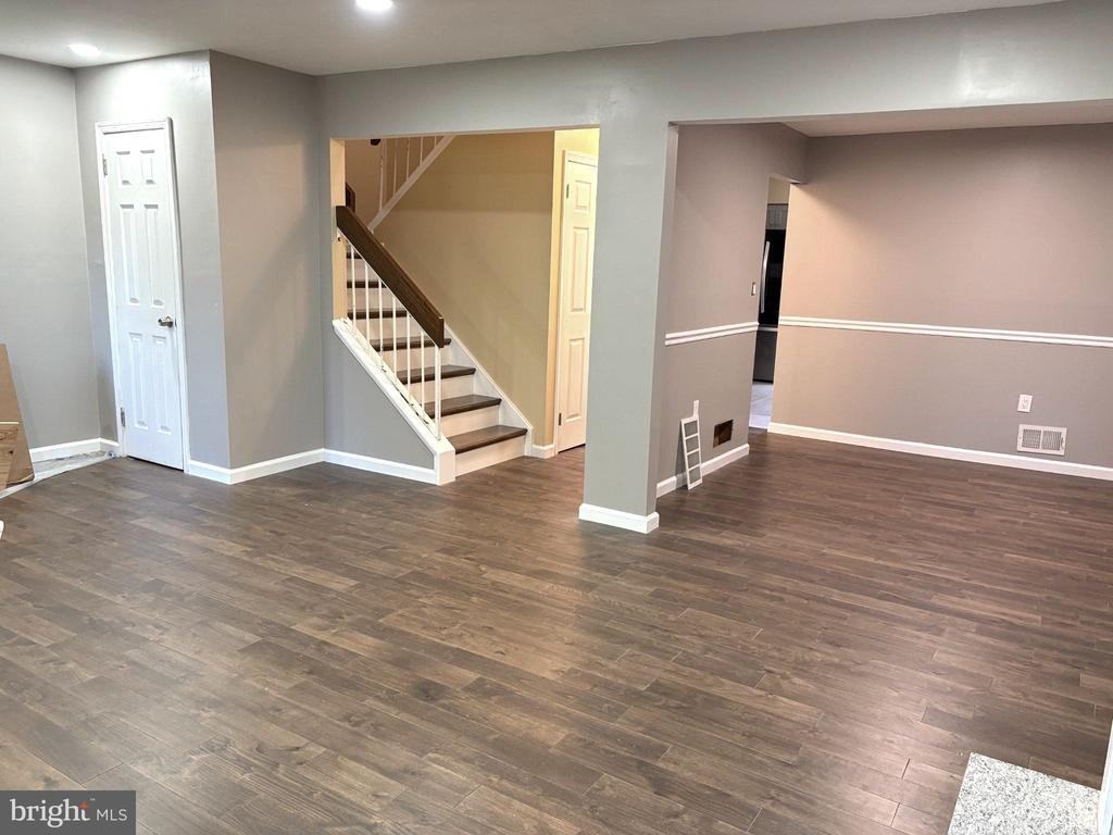 5 Tudor Ct - Photo 6 of 42