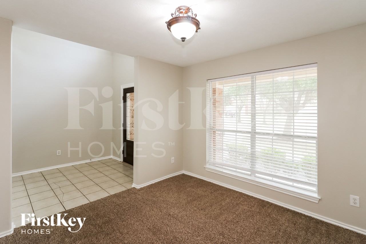 5709 Montclair Hill Ln - Photo 5 of 16