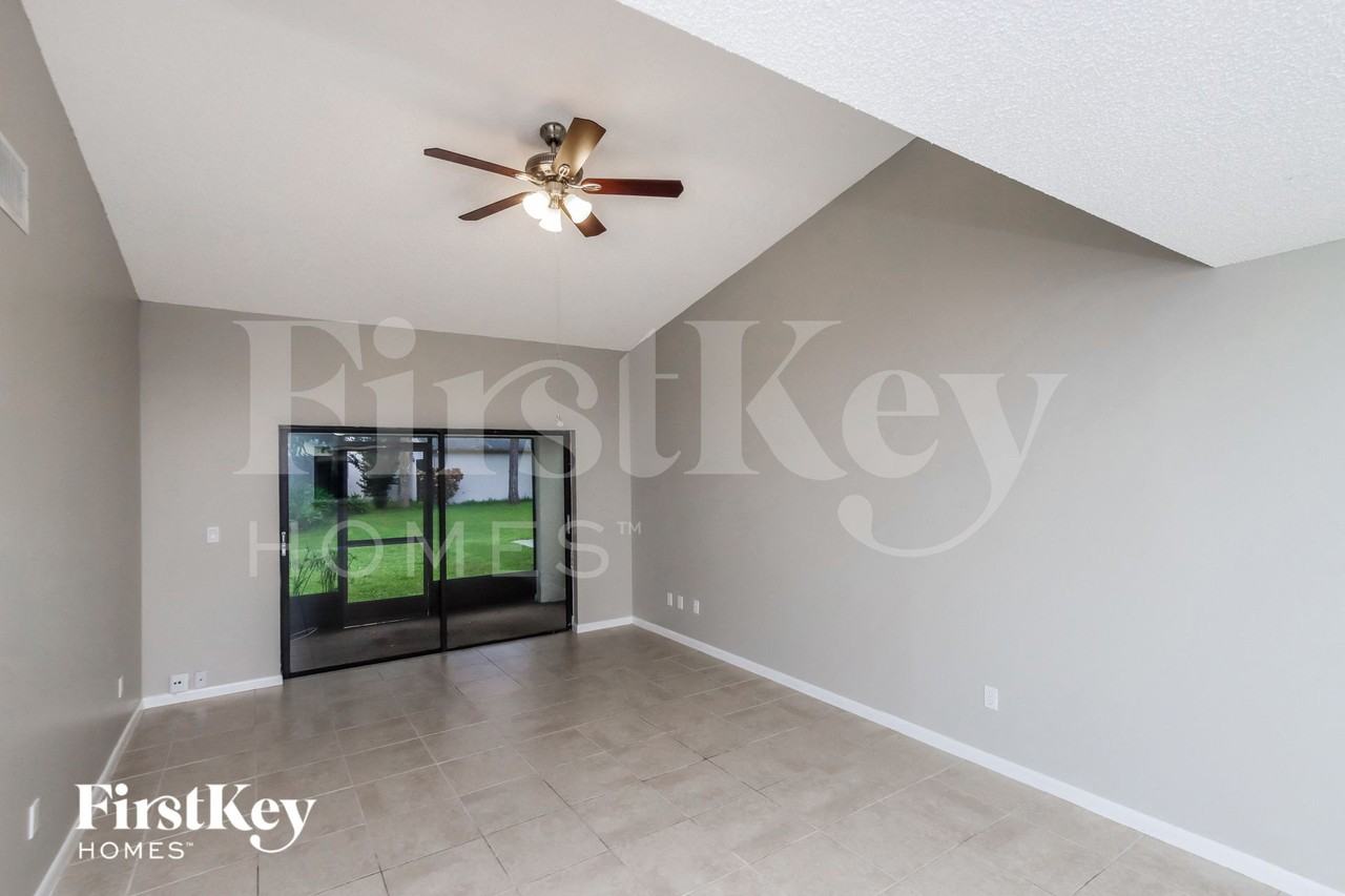 1739 Goldfinch Ct - Photo 3 of 16