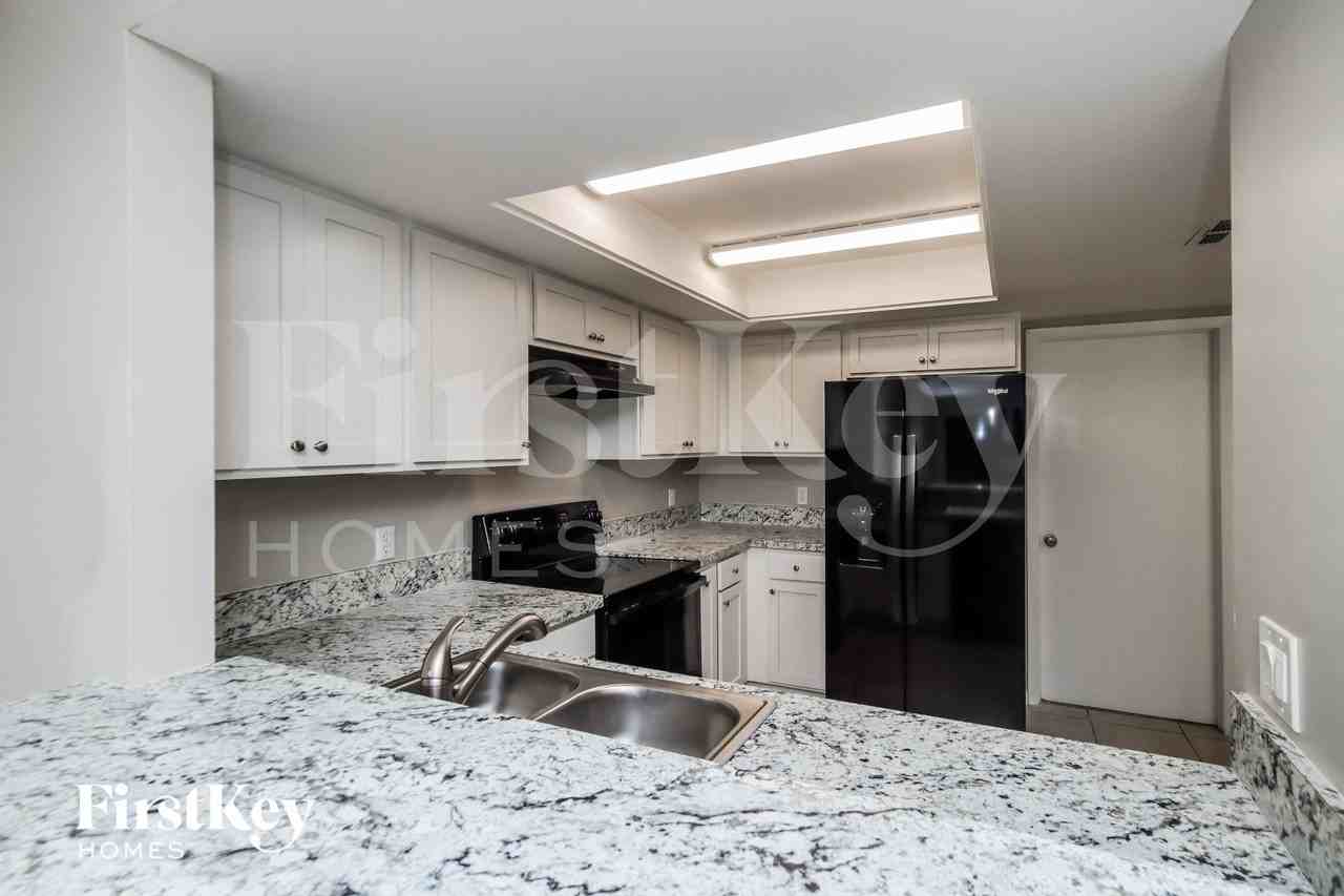 1739 Goldfinch Ct - Photo 7 of 16