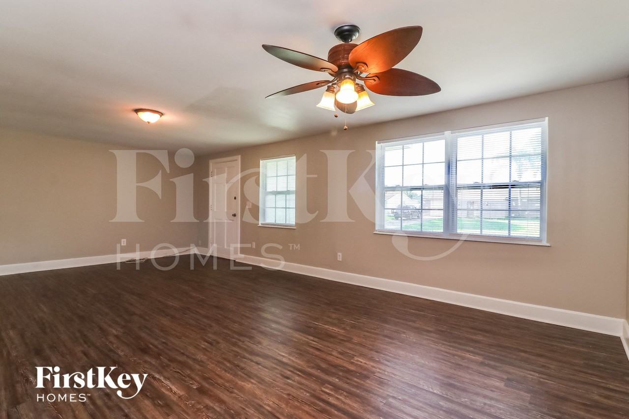 7910 Woodgrove Cir - Photo 4 of 15