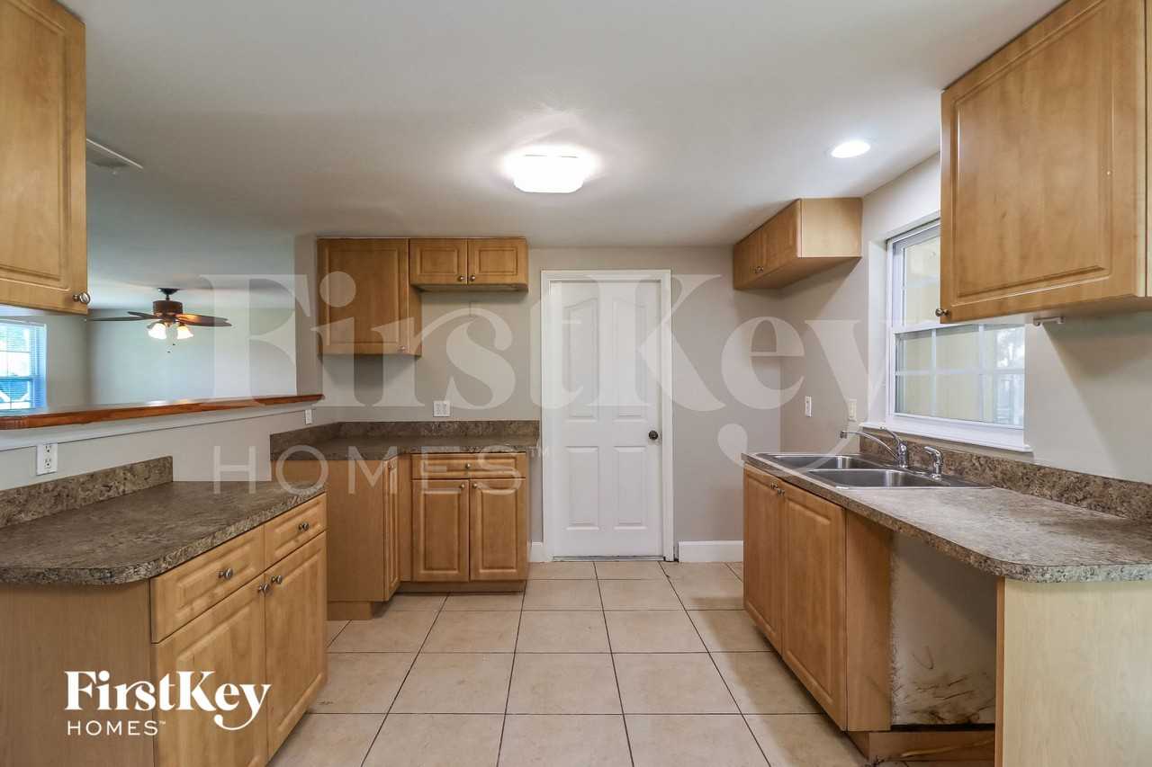 7910 Woodgrove Cir - Photo 6 of 15