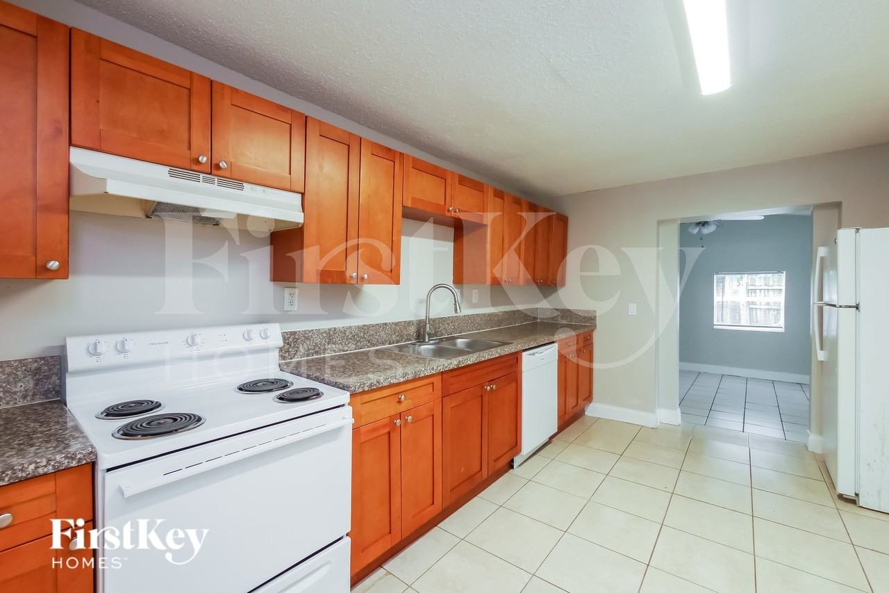 5740 Douglas St - Photo 5 of 16