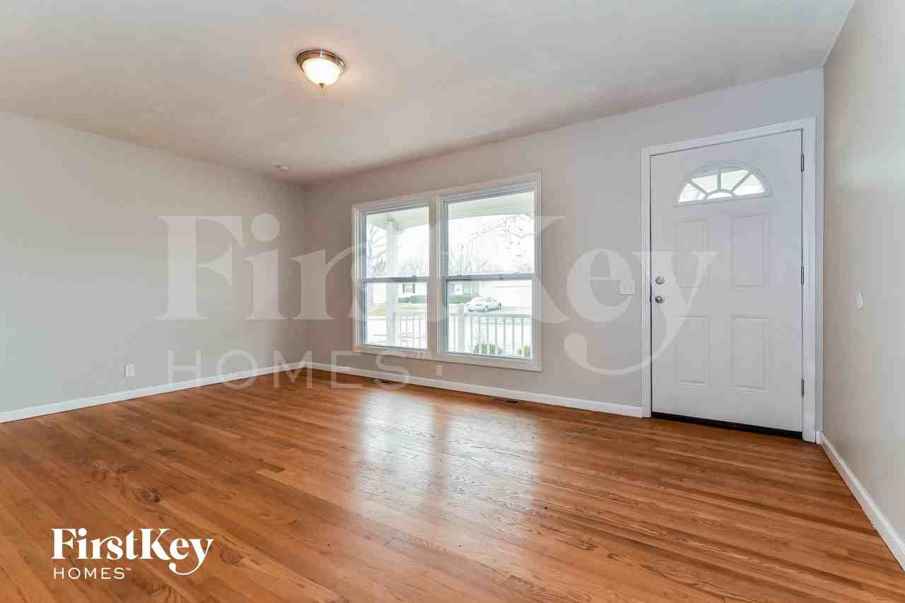 370 Falcon Dr - Photo 3 of 15