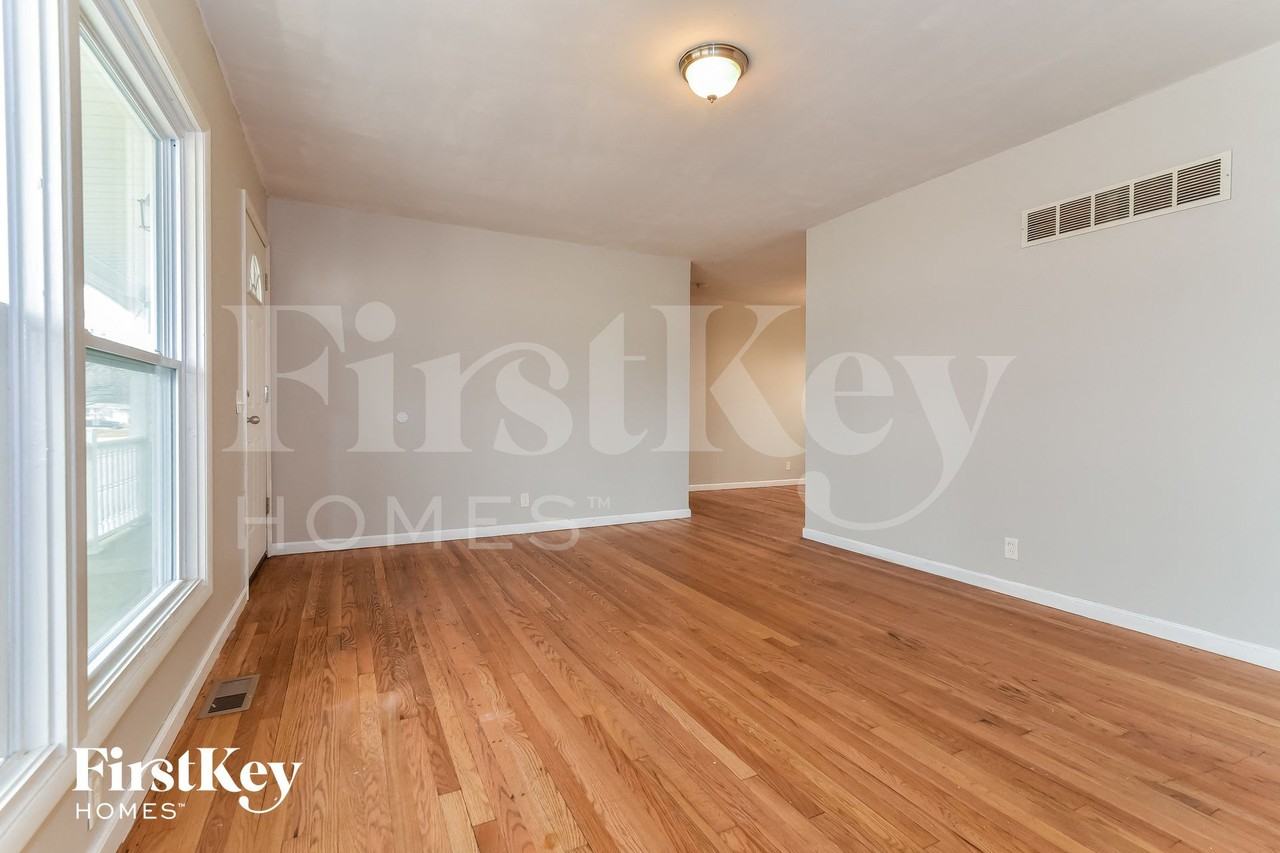 370 Falcon Dr - Photo 4 of 15