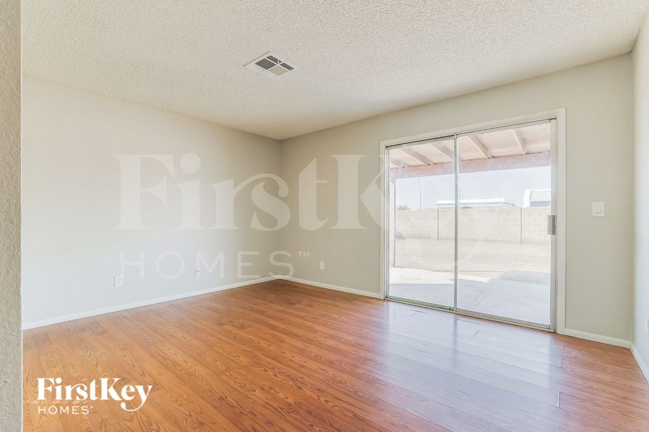 10822 N 66th Dr - Photo 4 of 16