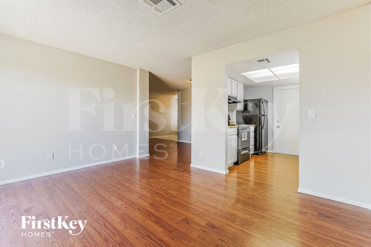 10822 N 66th Dr - Photo 5 of 16