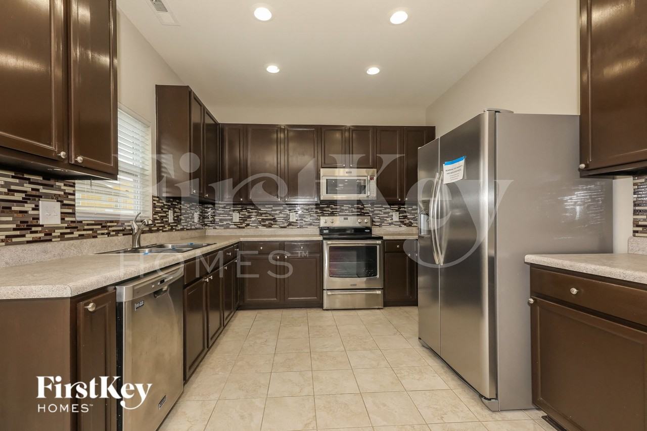 1022 Yellow Bee Rd - Photo 5 of 15