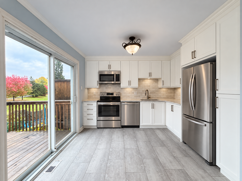 648 Brome Cres - Photo 3 of 14