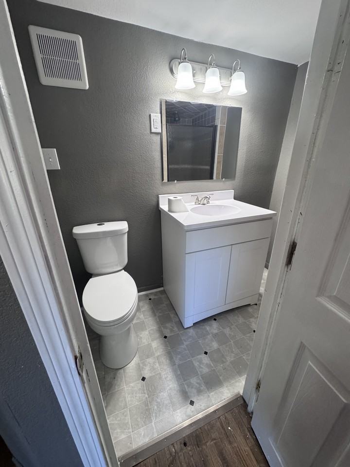 727 S Spruce St - Photo 5 of 24