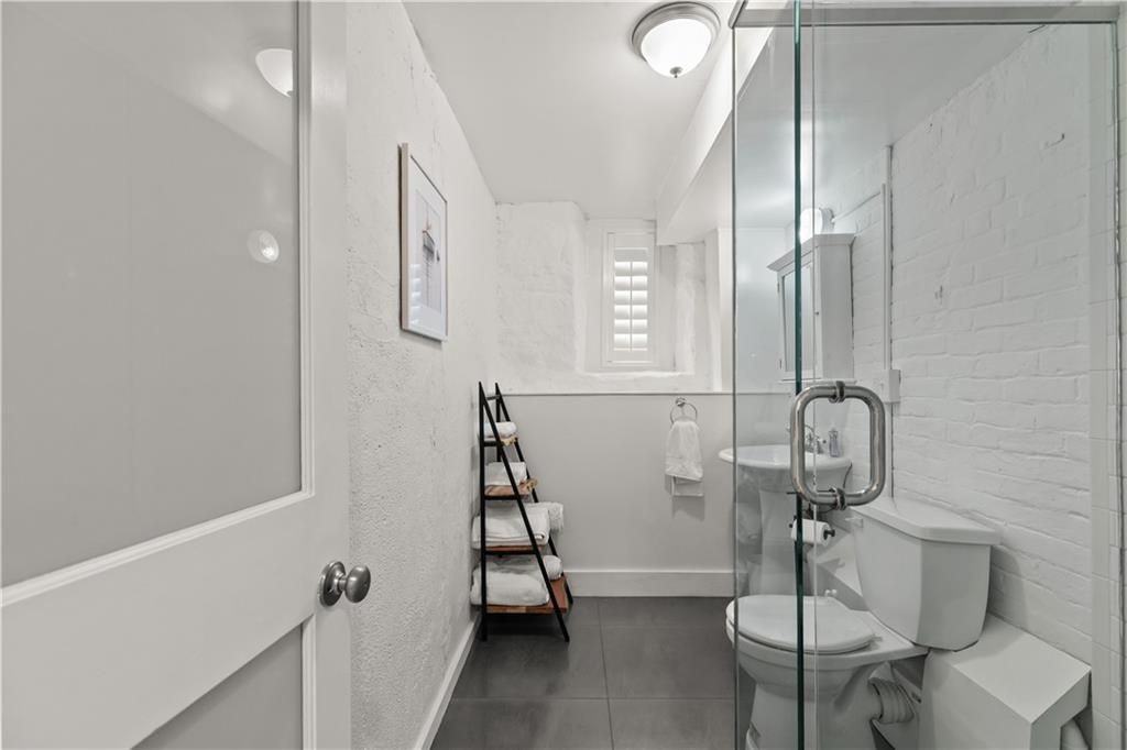 426 Spring St - Photo 4 of 27