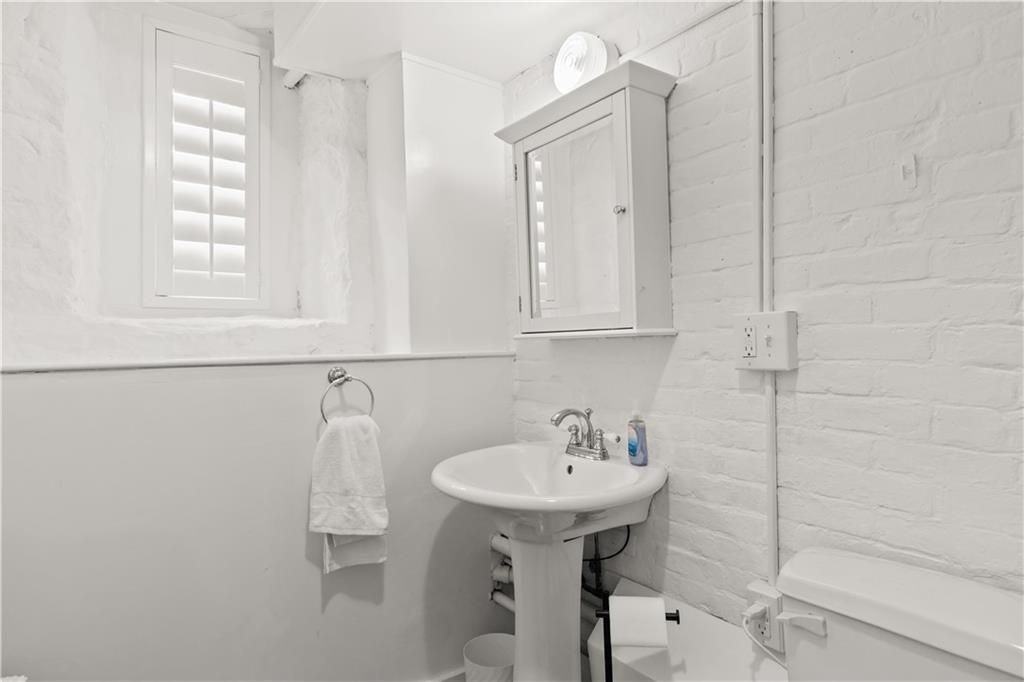 426 Spring St - Photo 5 of 27