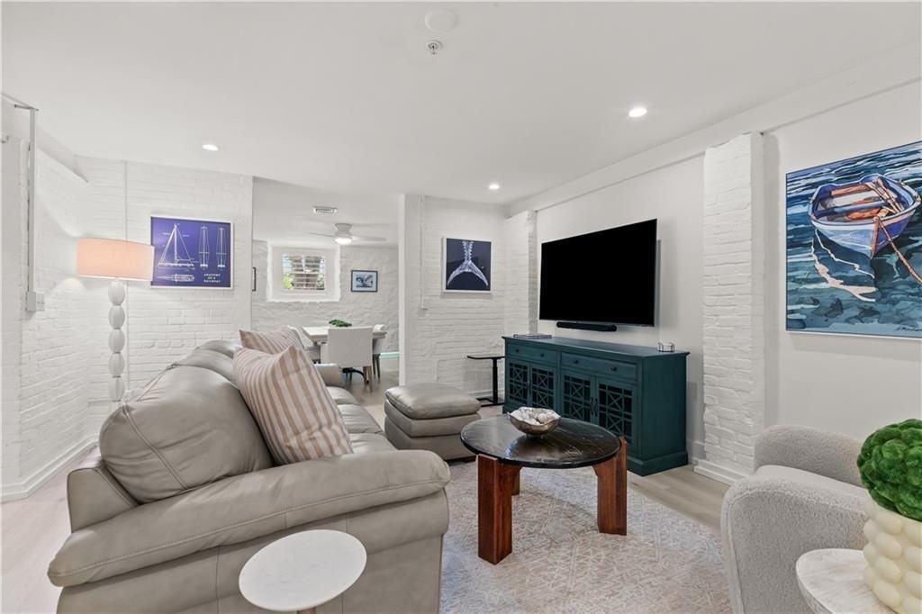 426 Spring St - Photo 6 of 27