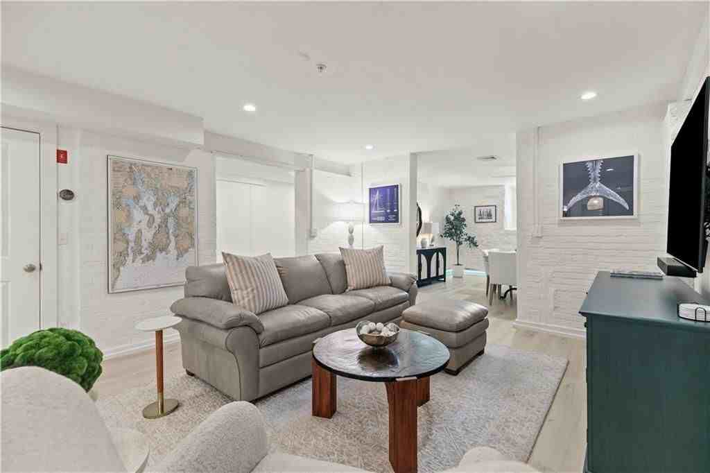 426 Spring St - Photo 7 of 27