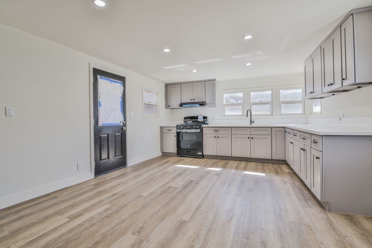 10545 54th St - Photo 2 of 15