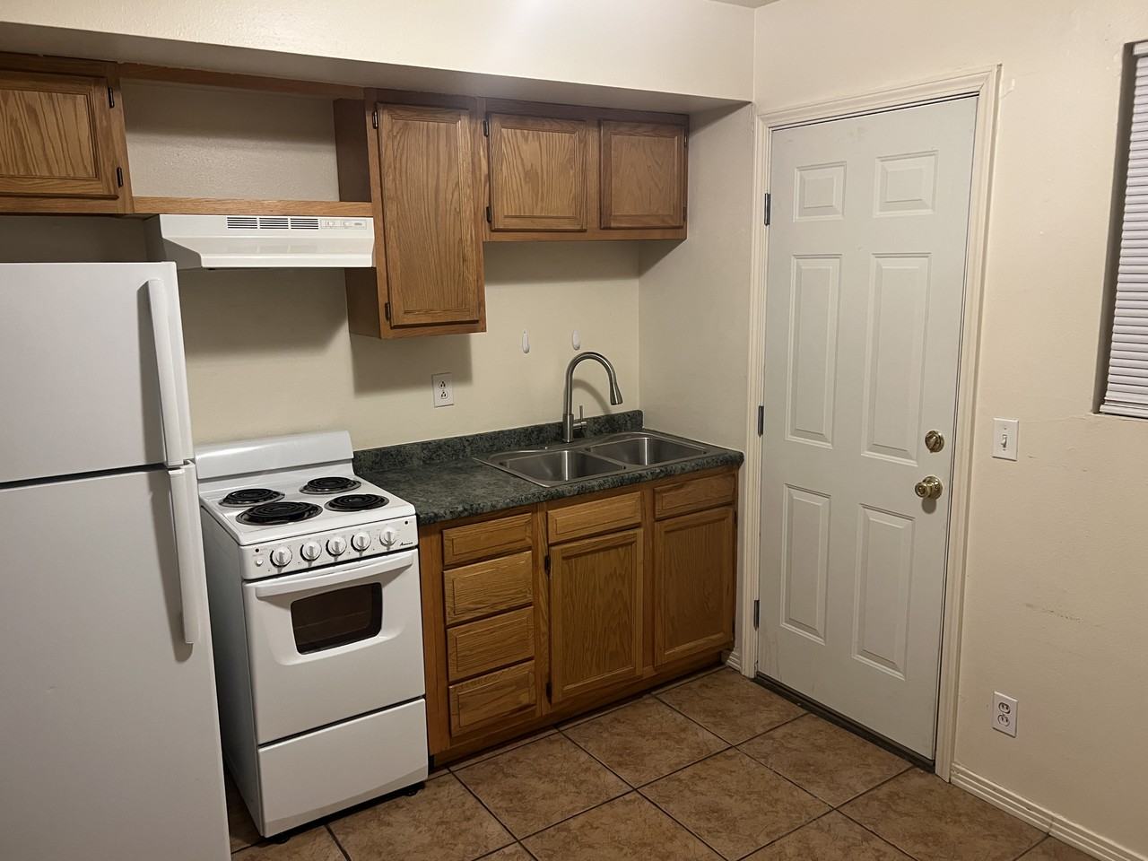 10104 Comanche Rd Ne - Photo 3 of 15