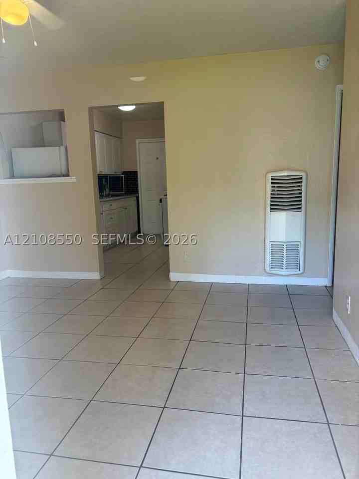 704 Se 21st St #2 - Photo 2 of 8