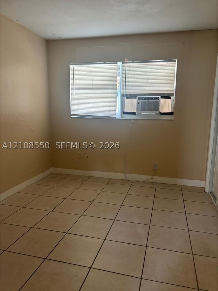704 Se 21st St #2 - Photo 5 of 8