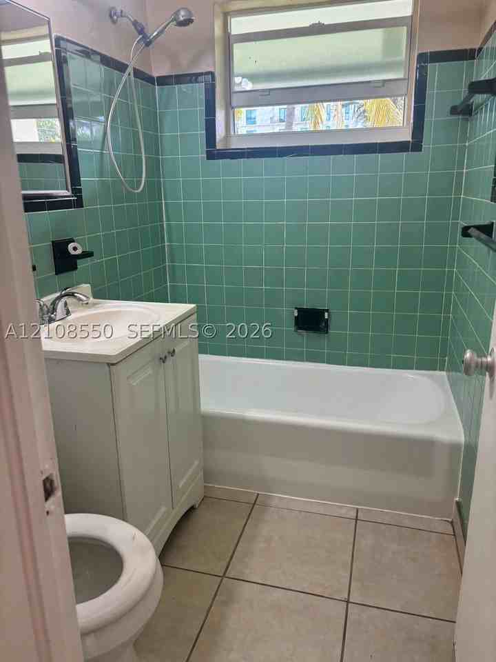 704 Se 21st St #2 - Photo 7 of 8