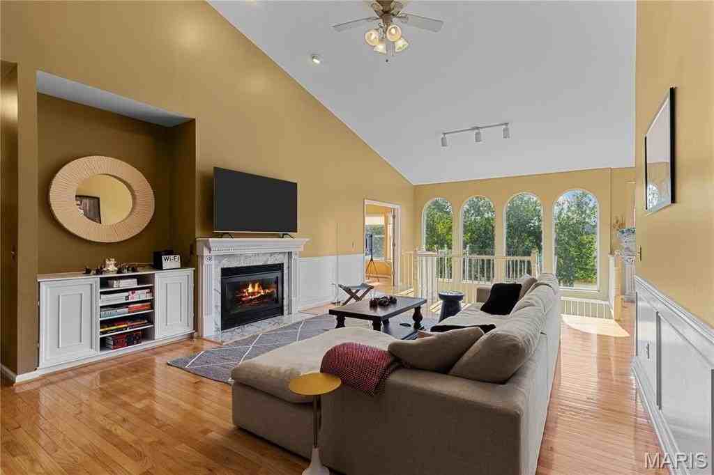 1248 Yorktown Dr - Photo 4 of 35