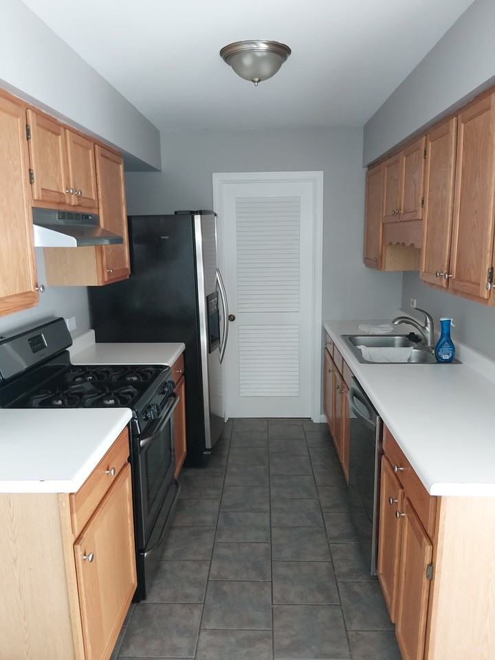 1276 Sandhurst Ln #3 - Photo 3 of 12