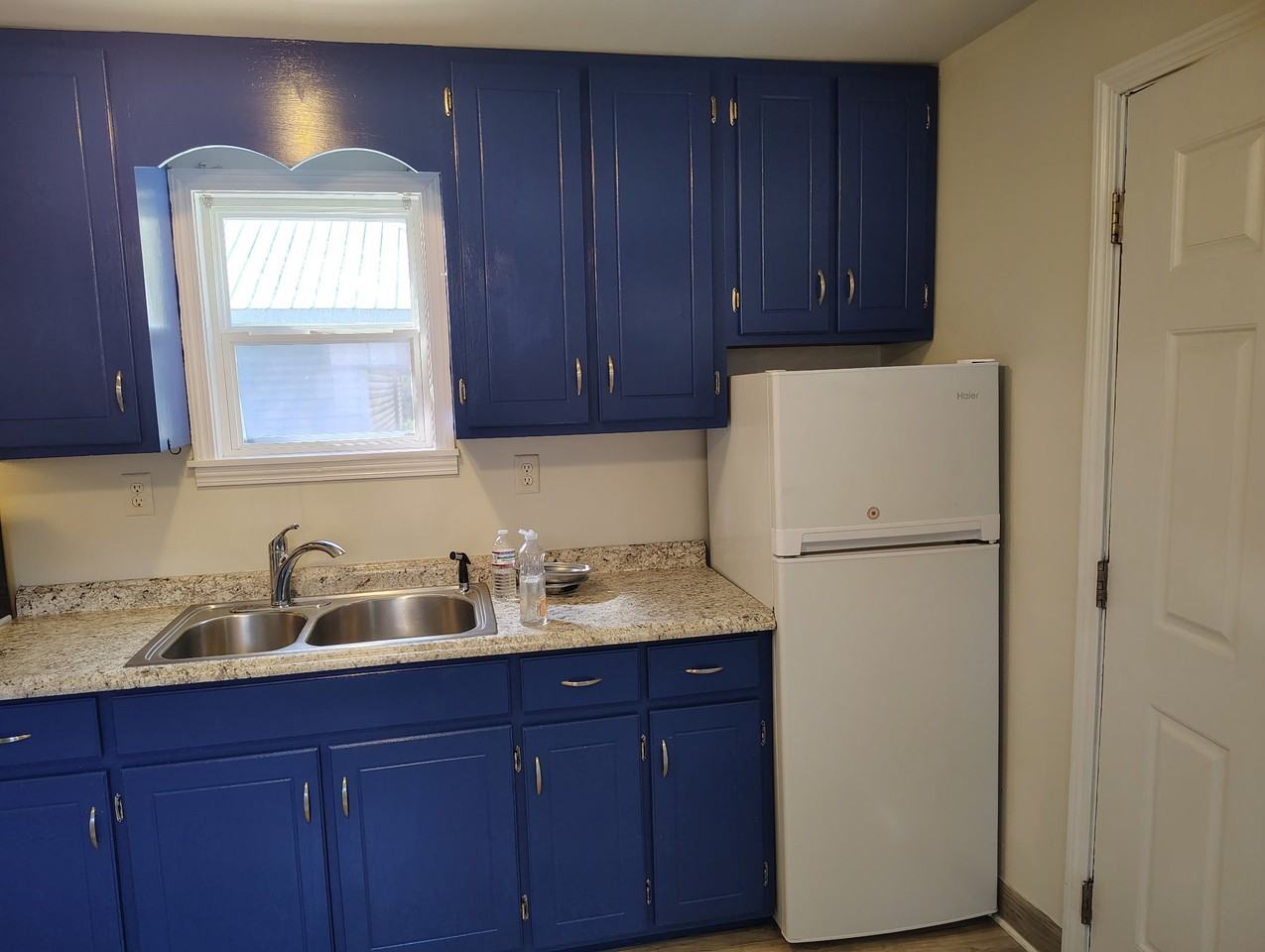 412 Henderson St - Photo 3 of 14