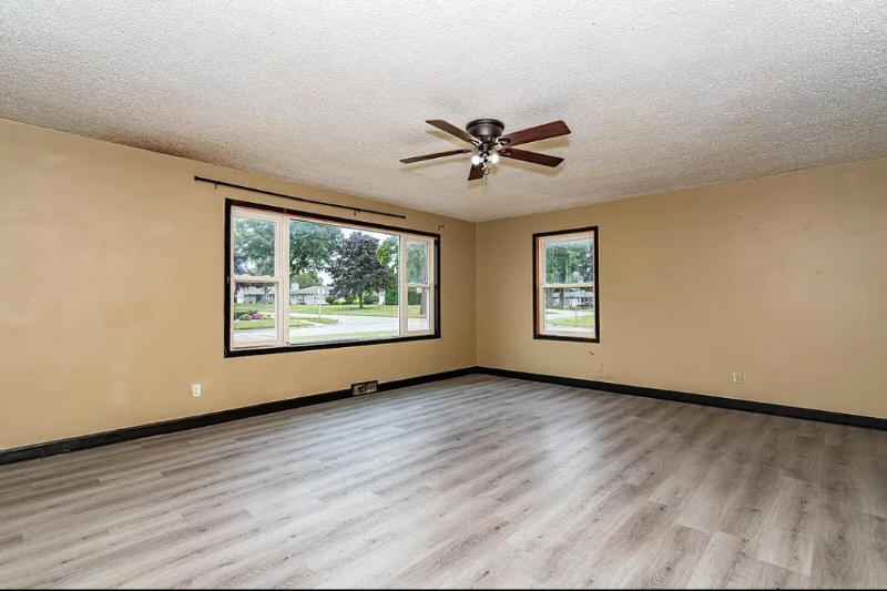 327 S Cedar St - Photo 4 of 18