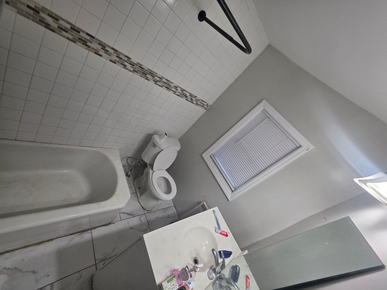 571 Rutherford Ave - Photo 2 of 9