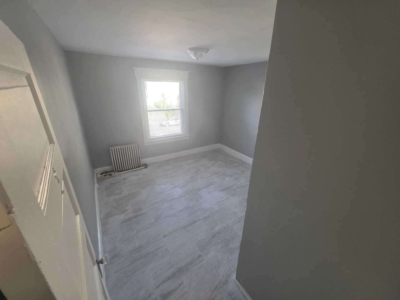 571 Rutherford Ave - Photo 5 of 9