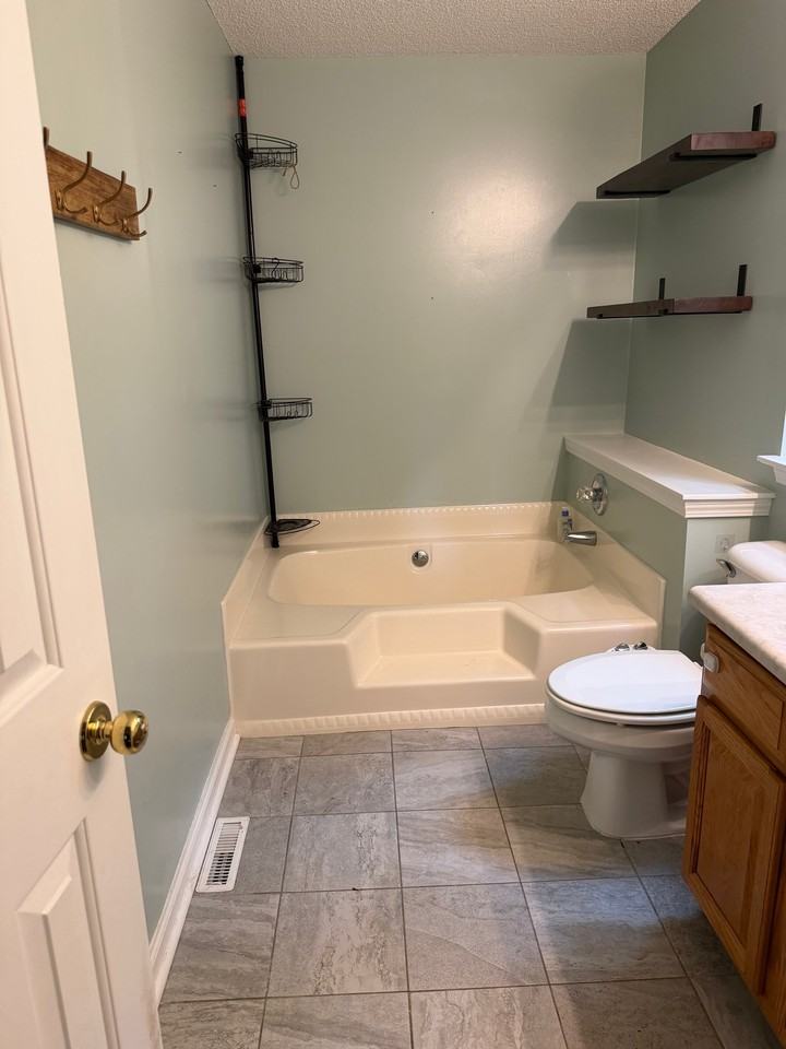 1055 River Bend Dr - Photo 5 of 8