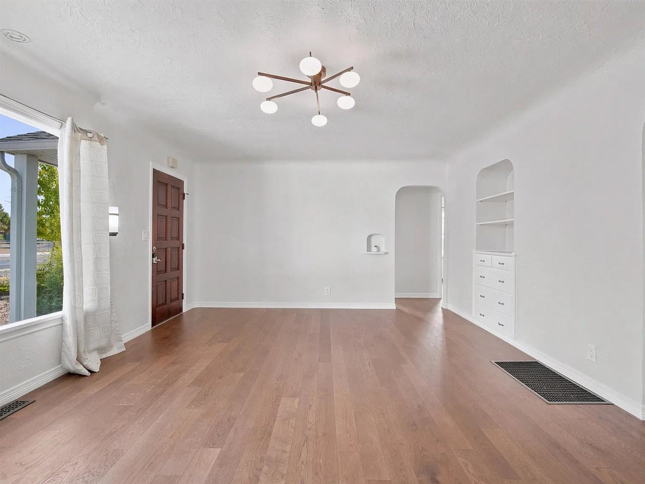 1715 Grand Ave - Photo 4 of 20