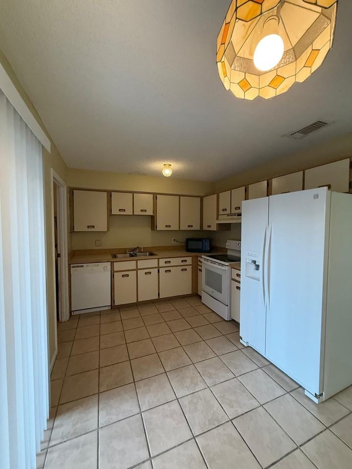 476 Ipswich St #102 - Photo 4 of 17