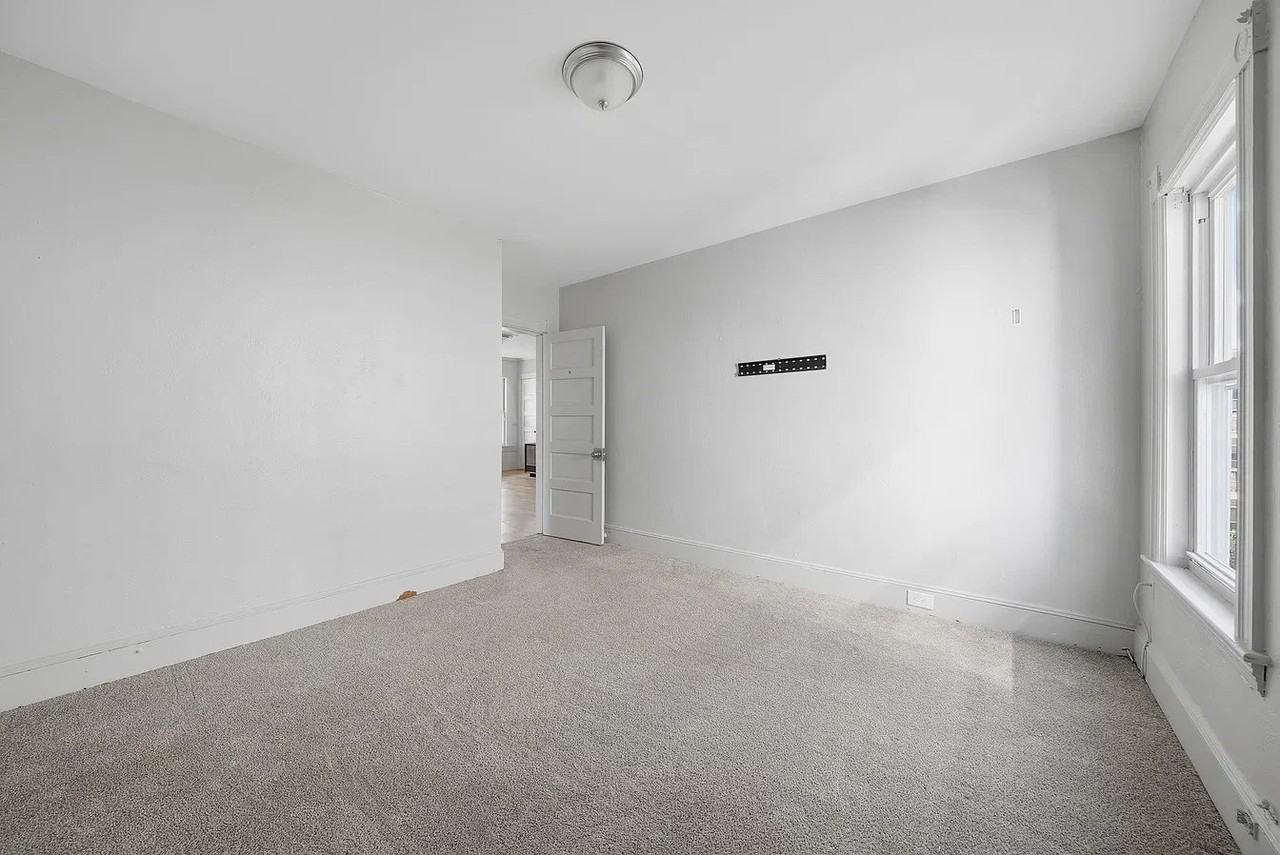 551 Montgomery St #2 - Photo 7 of 20