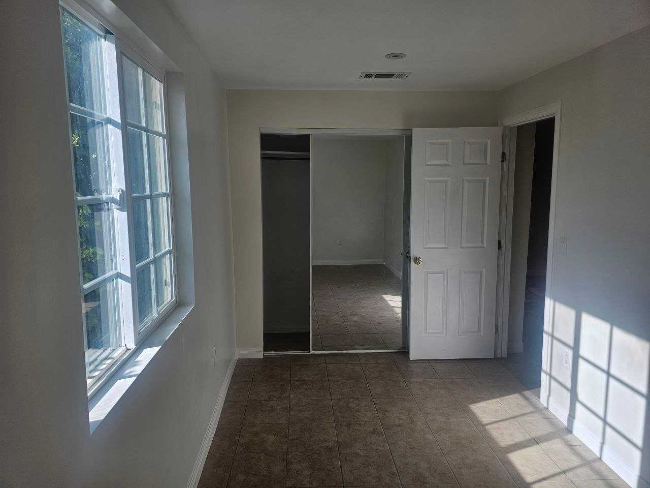 1040 Hollister St - Photo 3 of 7