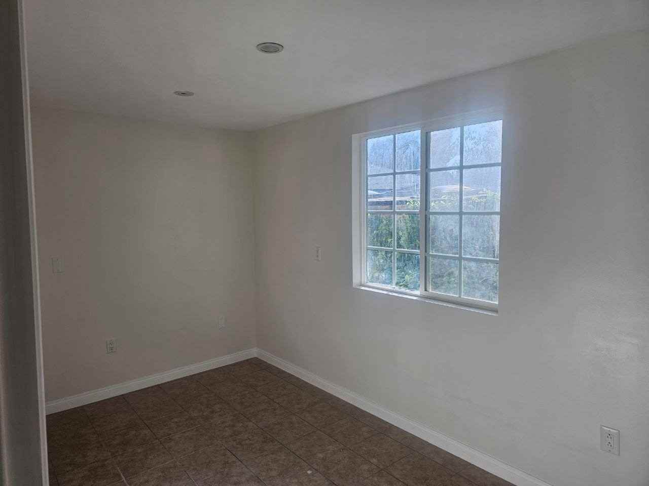 1040 Hollister St - Photo 4 of 7