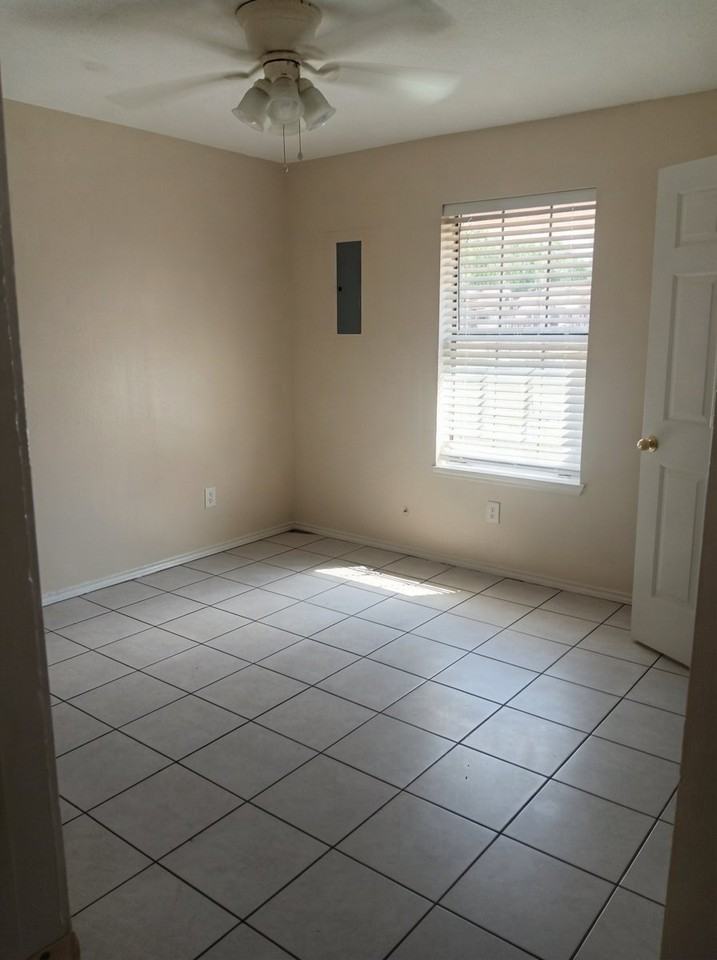 417 Date Palm St #2 - Photo 6 of 8