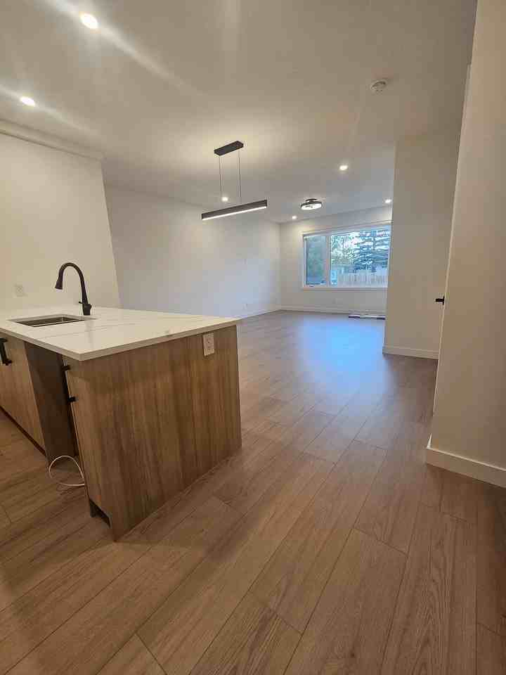 1524 35 St Se - Photo 4 of 16