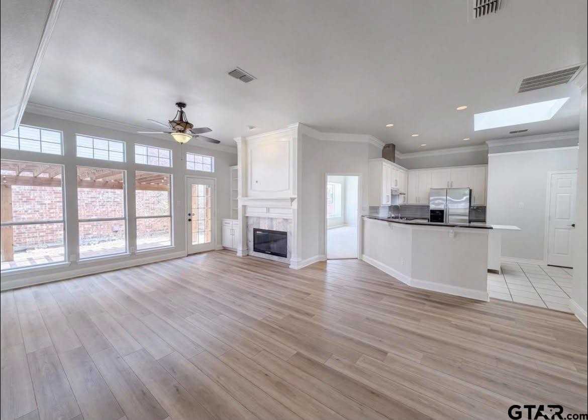 8703 Stonecrest Dr - Photo 2 of 10