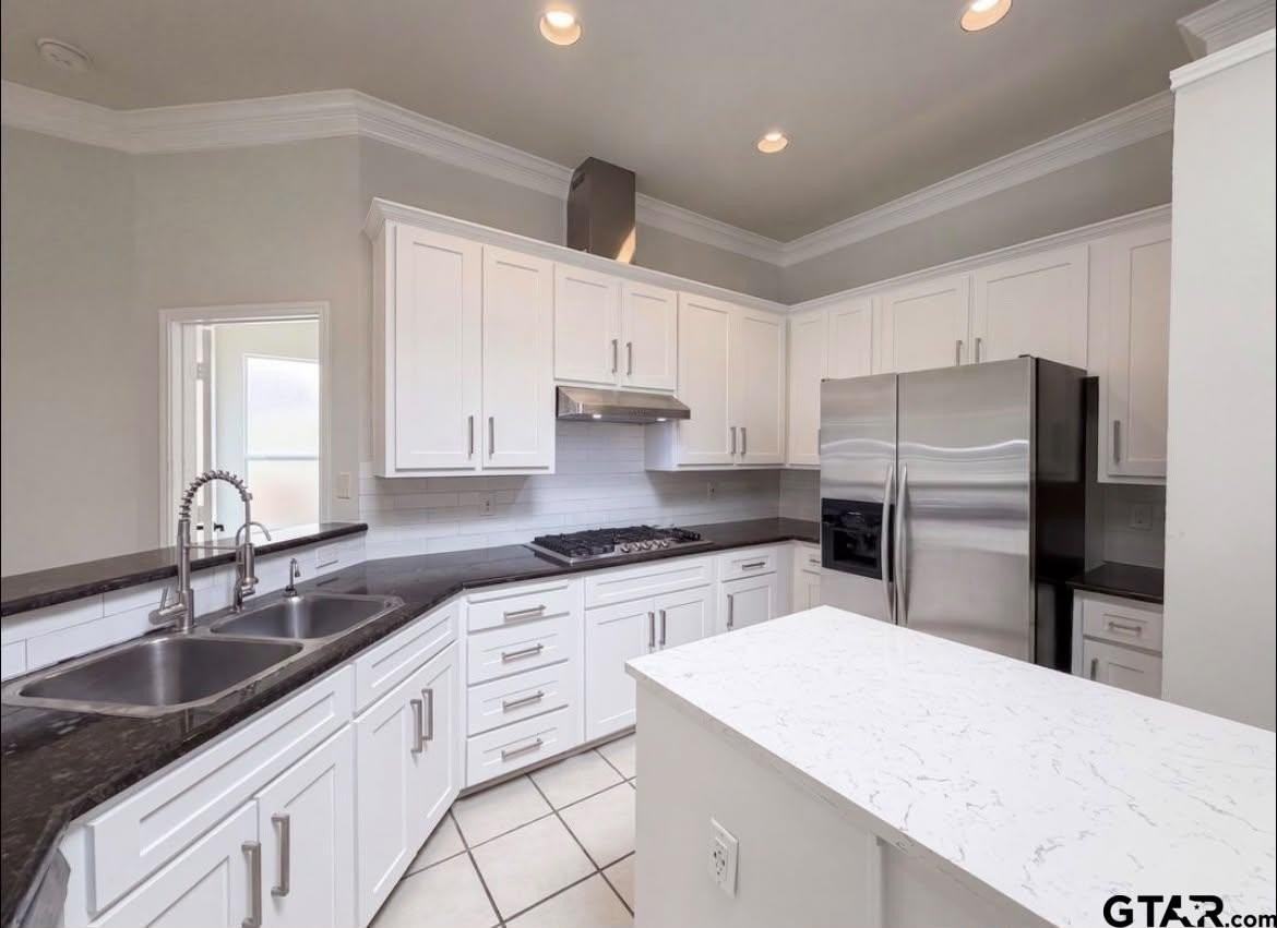 8703 Stonecrest Dr - Photo 4 of 10