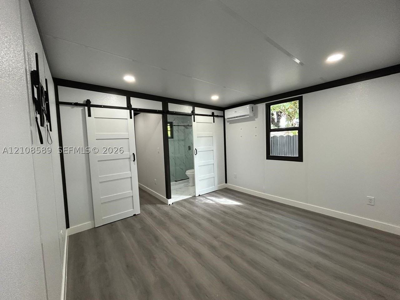 1031 Ne 151st St #1 - Photo 4 of 8