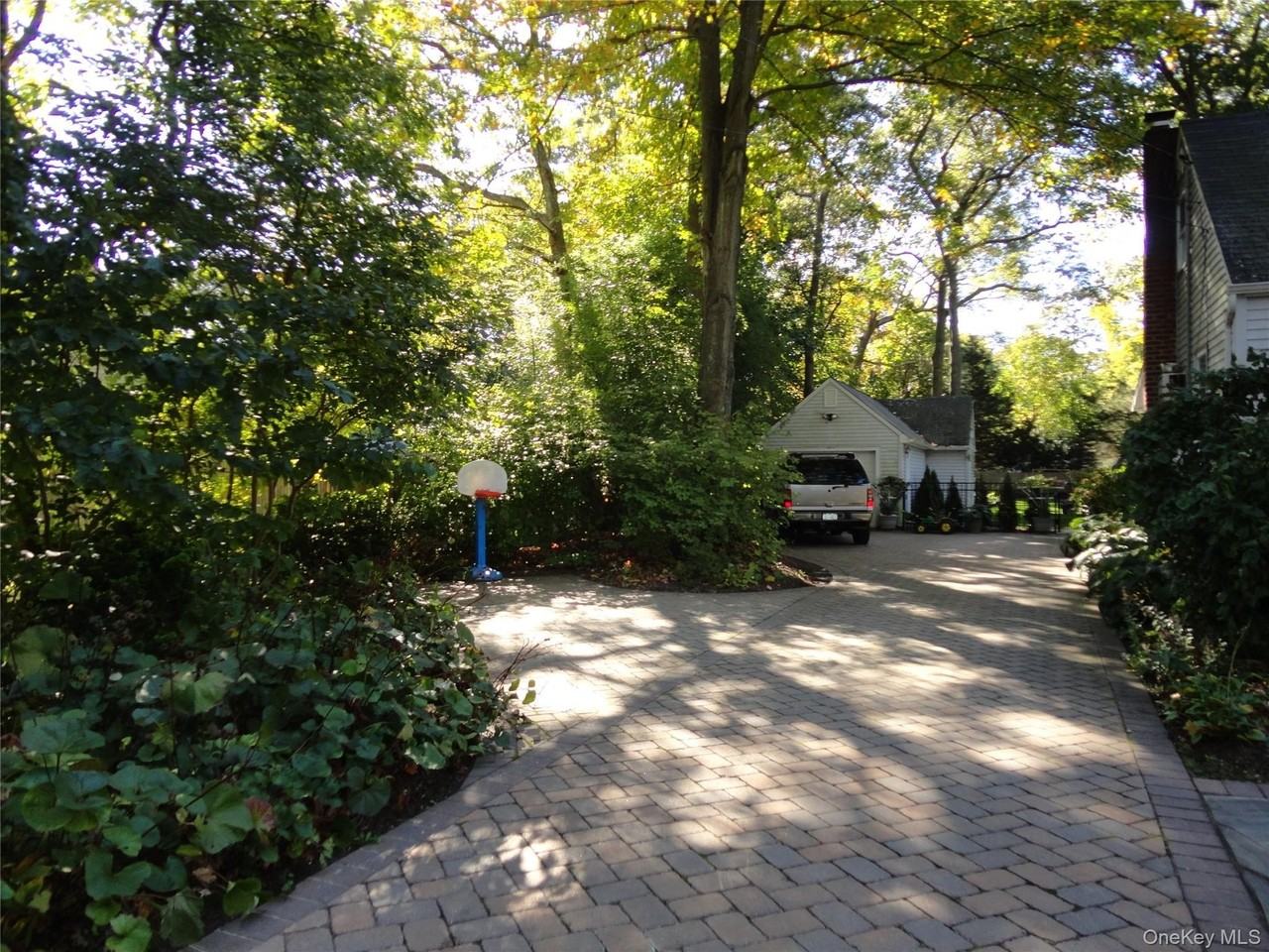271 Lilac Lane - Photo 5 of 31