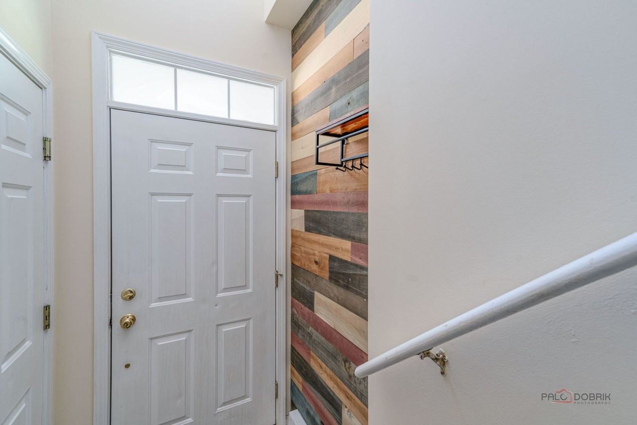 1002 Kensington Dr - Photo 5 of 30
