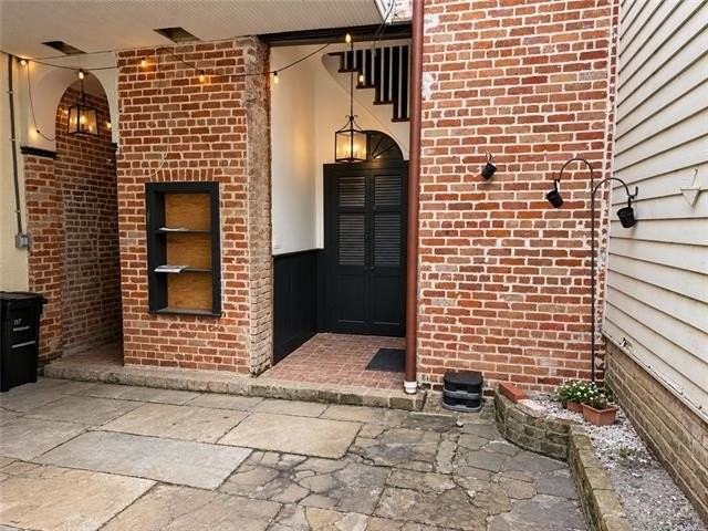 937 Barracks St - Photo 2 of 18
