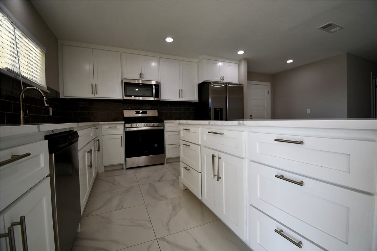 1817 Puritan Dr - Photo 4 of 31
