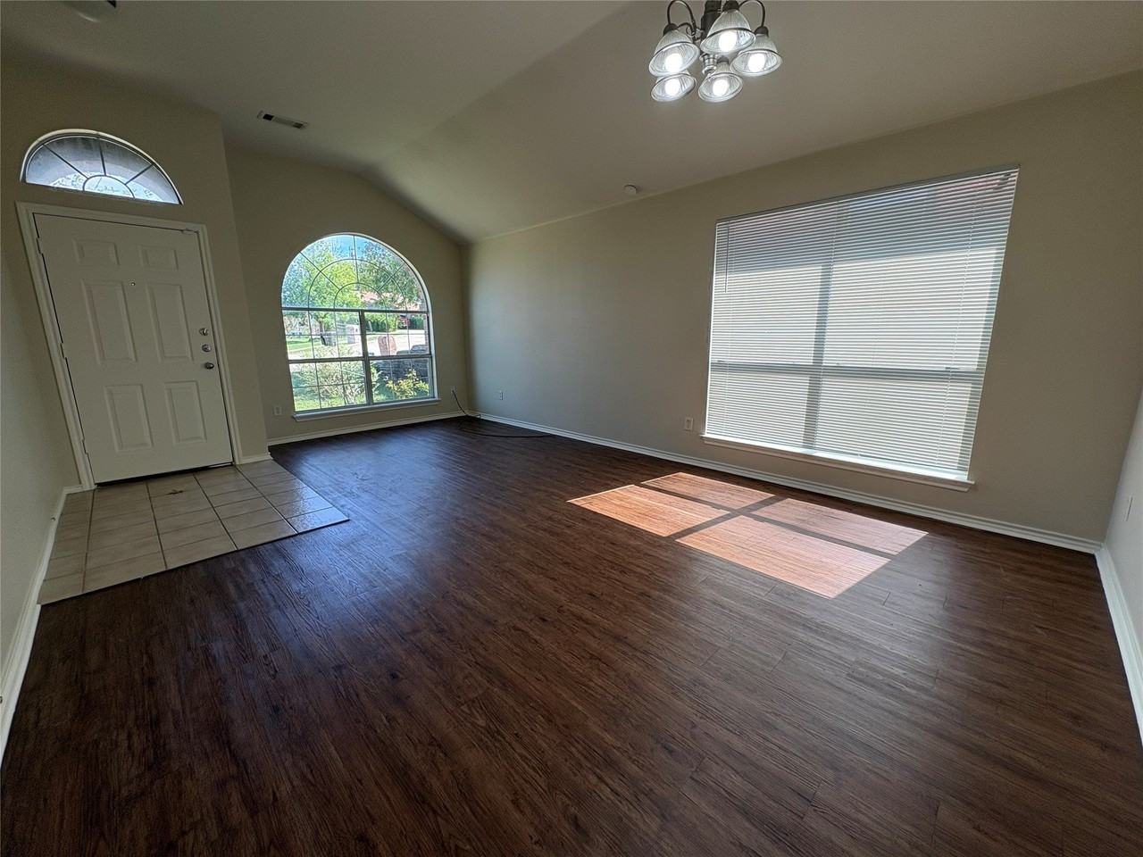 805 Green Acres Ln - Photo 4 of 21
