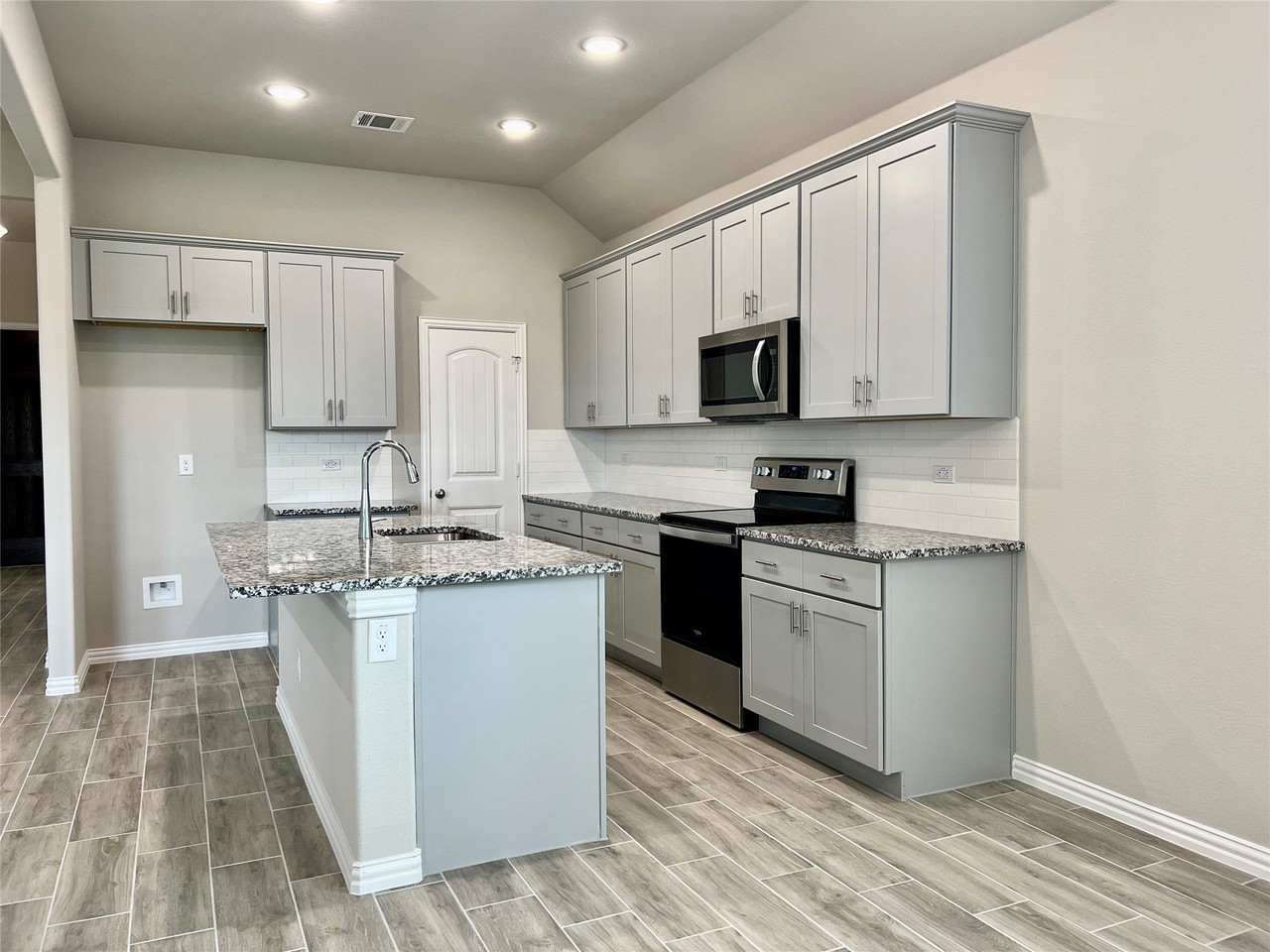 277 Middlefield Dr - Photo 3 of 27
