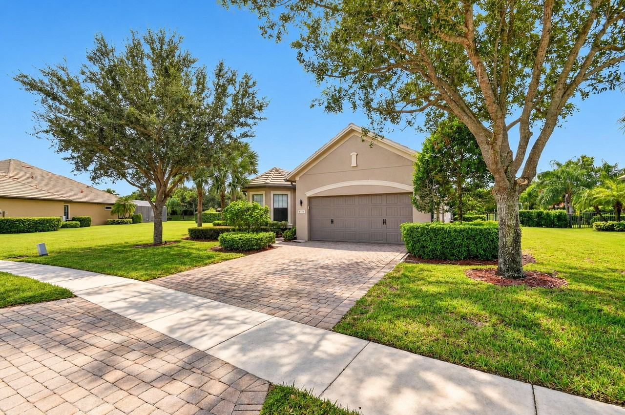 4637 Siena Cir - Photo 2 of 44