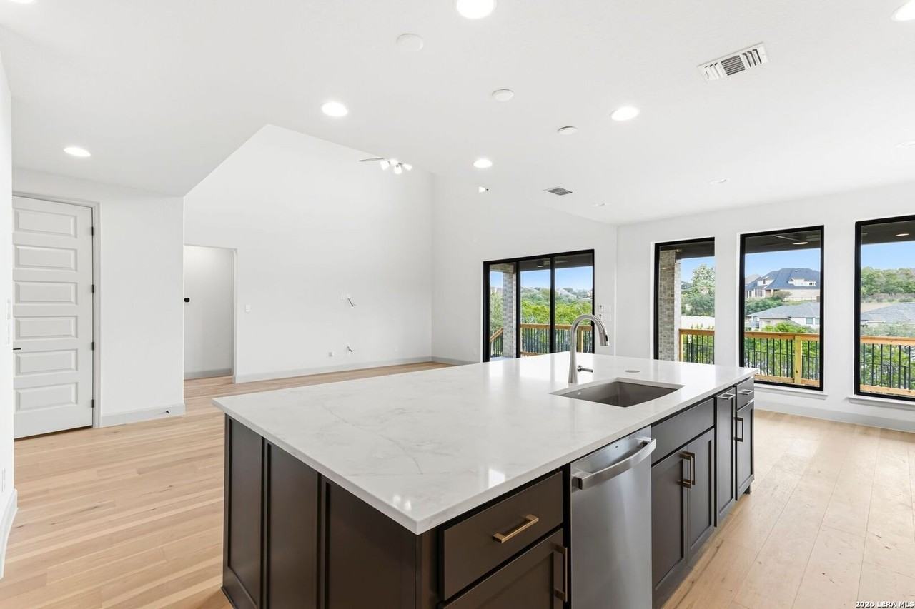 411 Canyon Hts - Photo 7 of 44