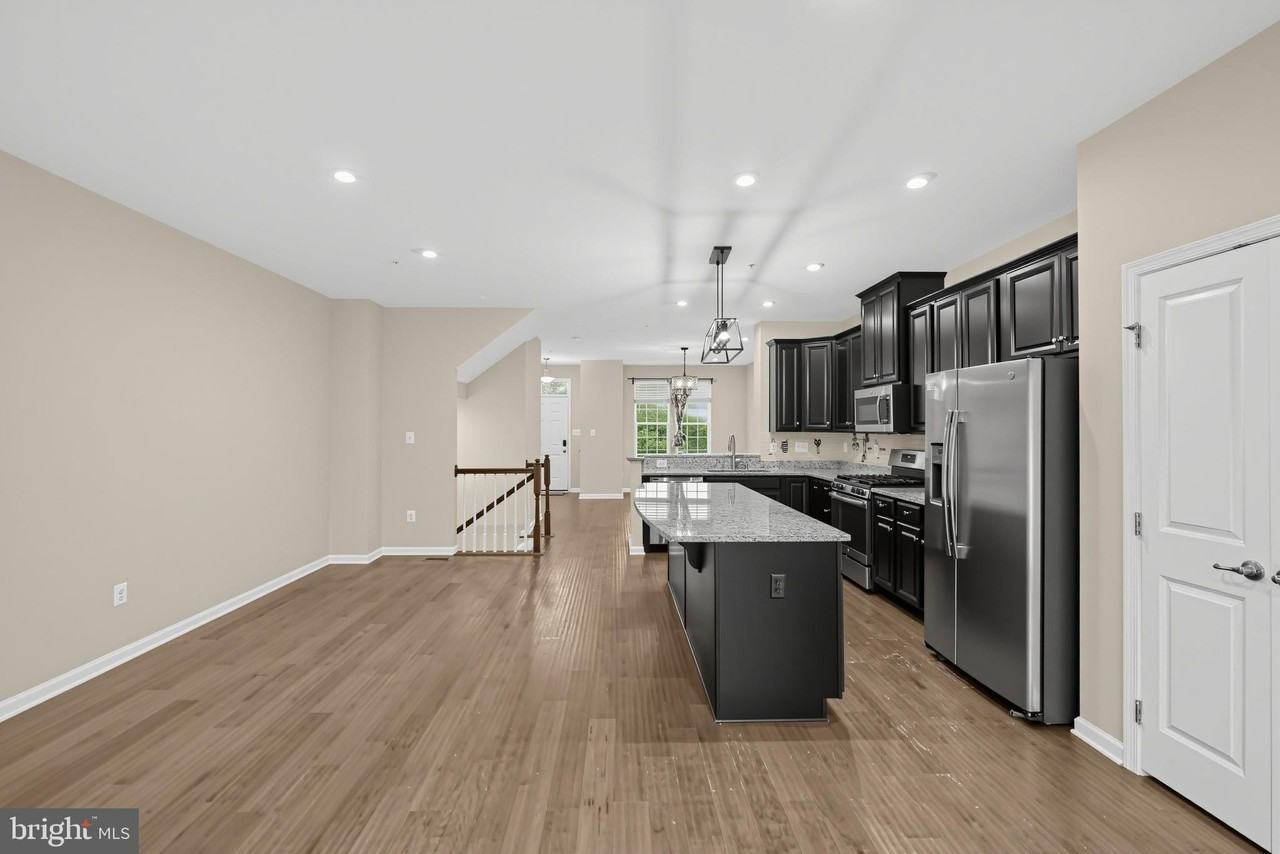 4446 Tulip Ln - Photo 4 of 17