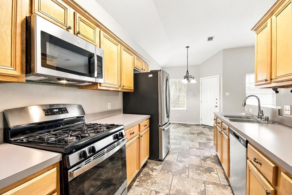 11927 Belle Ct - Photo 5 of 16